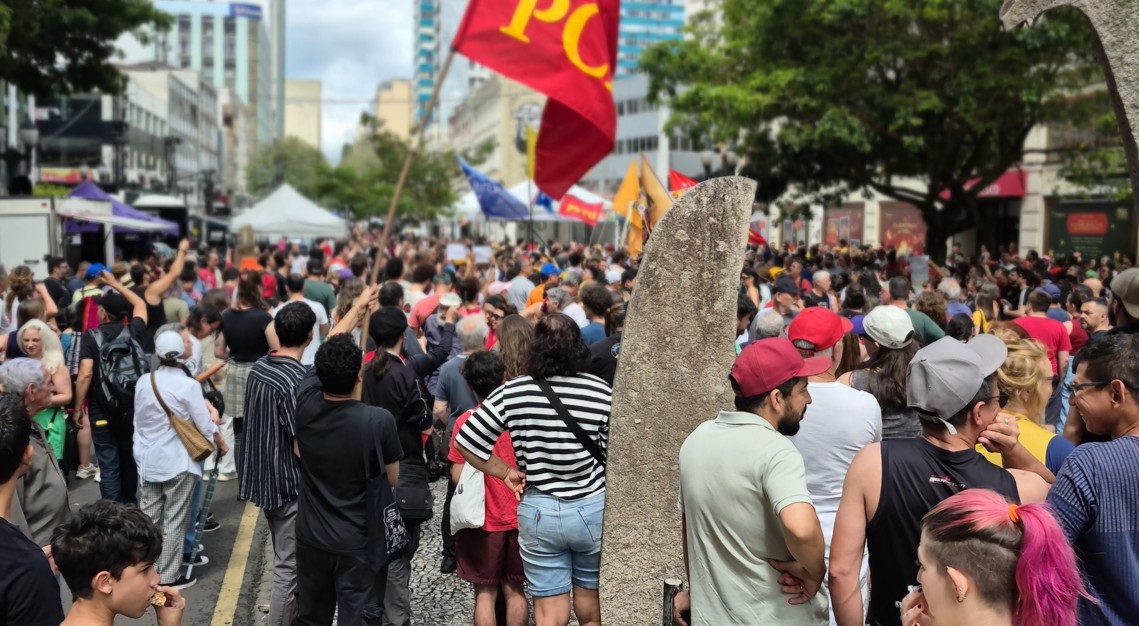 Manifestantes protestam contra PL da Dosimetria, em Curitiba