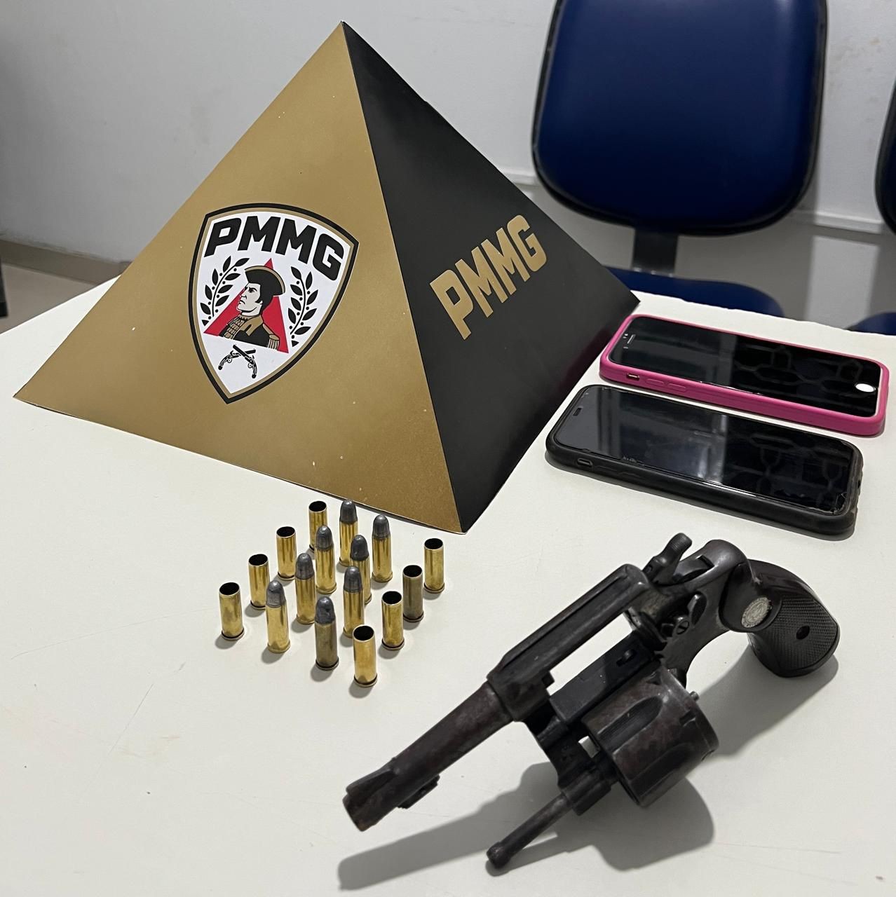 Após serem vistos em moto sem placa, homens fogem da PM e acabam presos com arma e munições