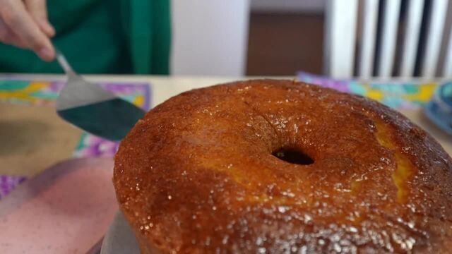 Veja como preparar bolo de laranja com calda 