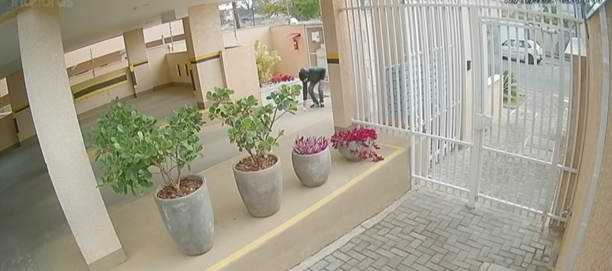 Vídeo mostra vizinho encontrando bilhetes com pedido de socorro jogados por mãe e filha em cárcere privado no Paraná: 'Achei que era lixo'