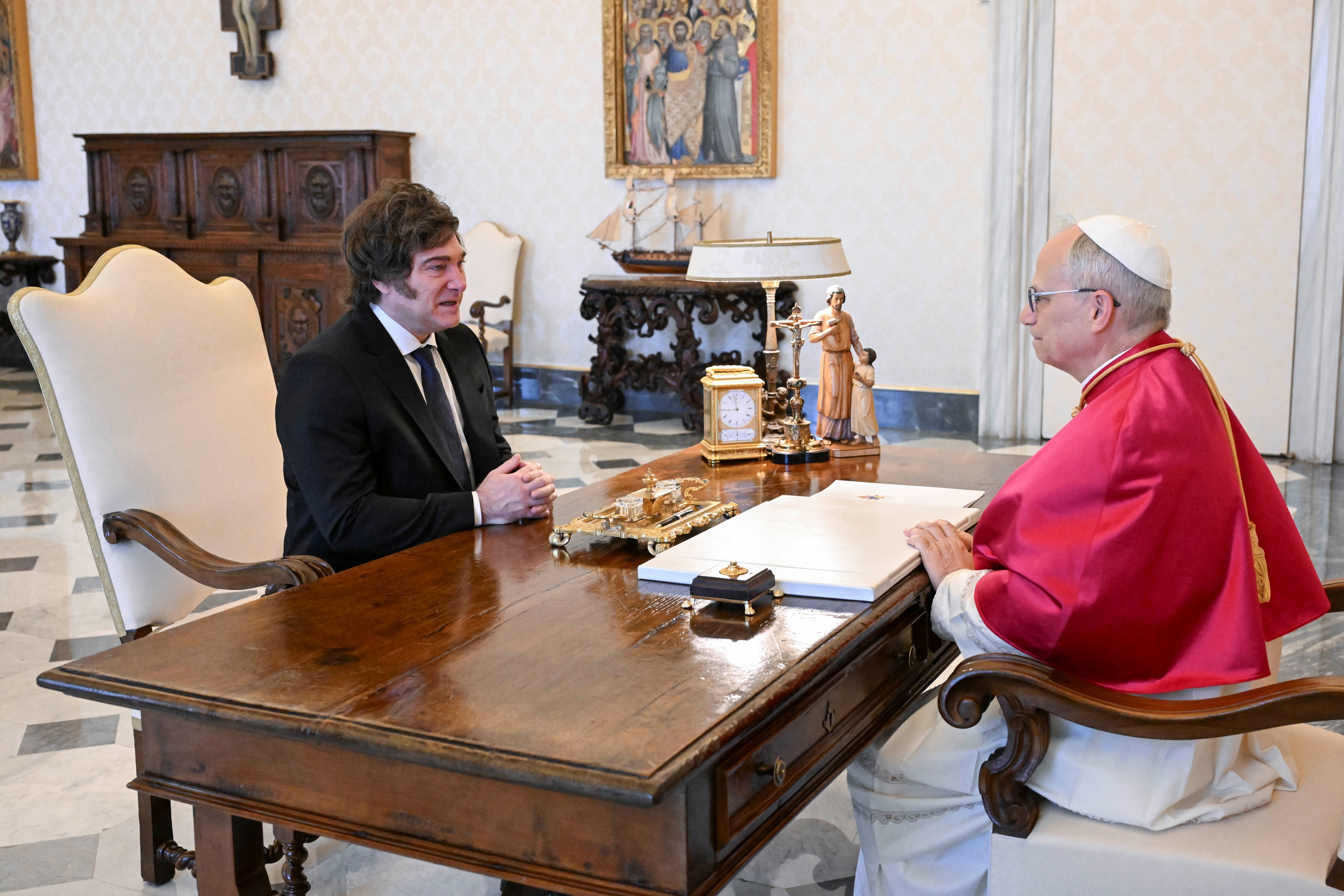 Papa Leão XIV recebe Milei no Vaticano e ressalta luta contra a pobreza