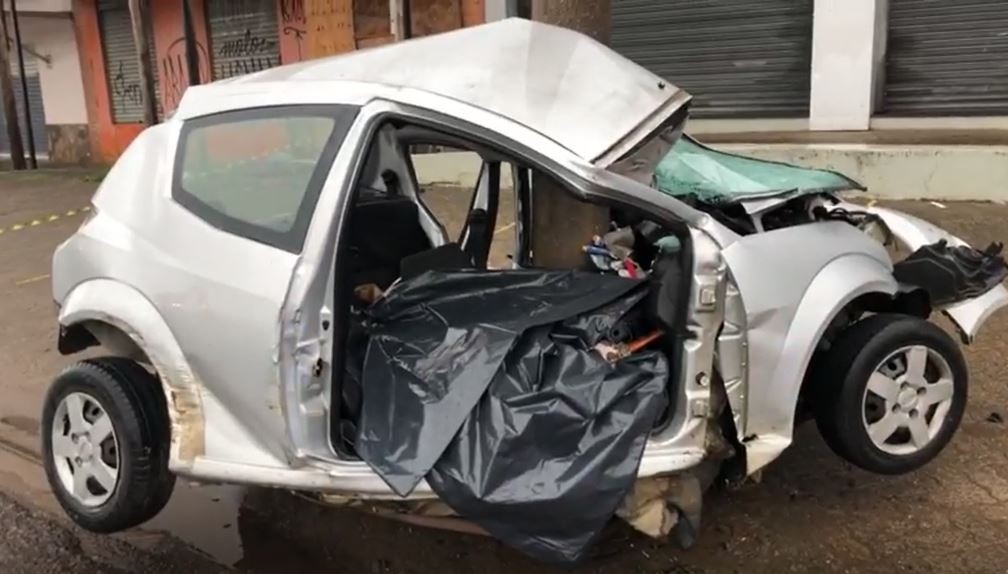Mulher de 25 anos morre após colisão de carro com poste em São Leopoldo; VÍDEO mostra veículo destruído