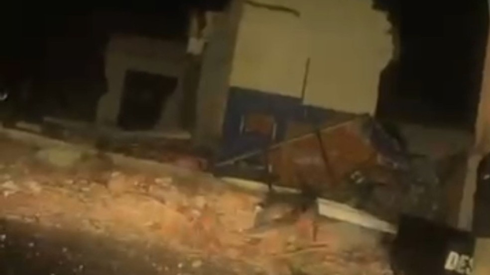 Prédio desaba em Pelotas, no Sul do RS, com a força do vento — Foto: Arquivo pessoal