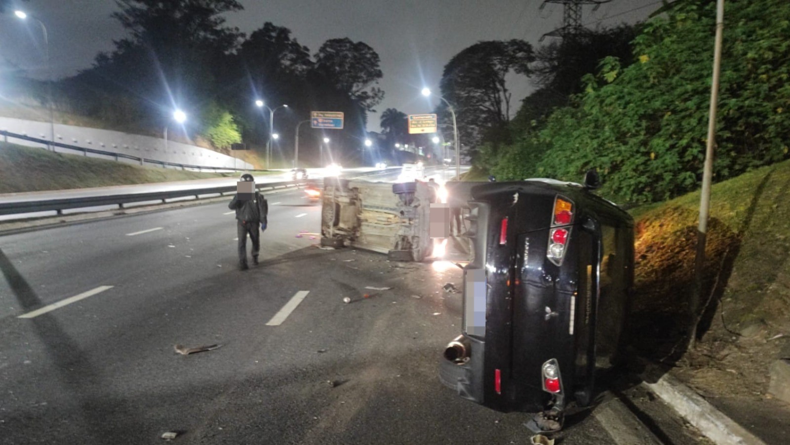 Dois carros capotam após batida no Anel Viário de São José dos Campos