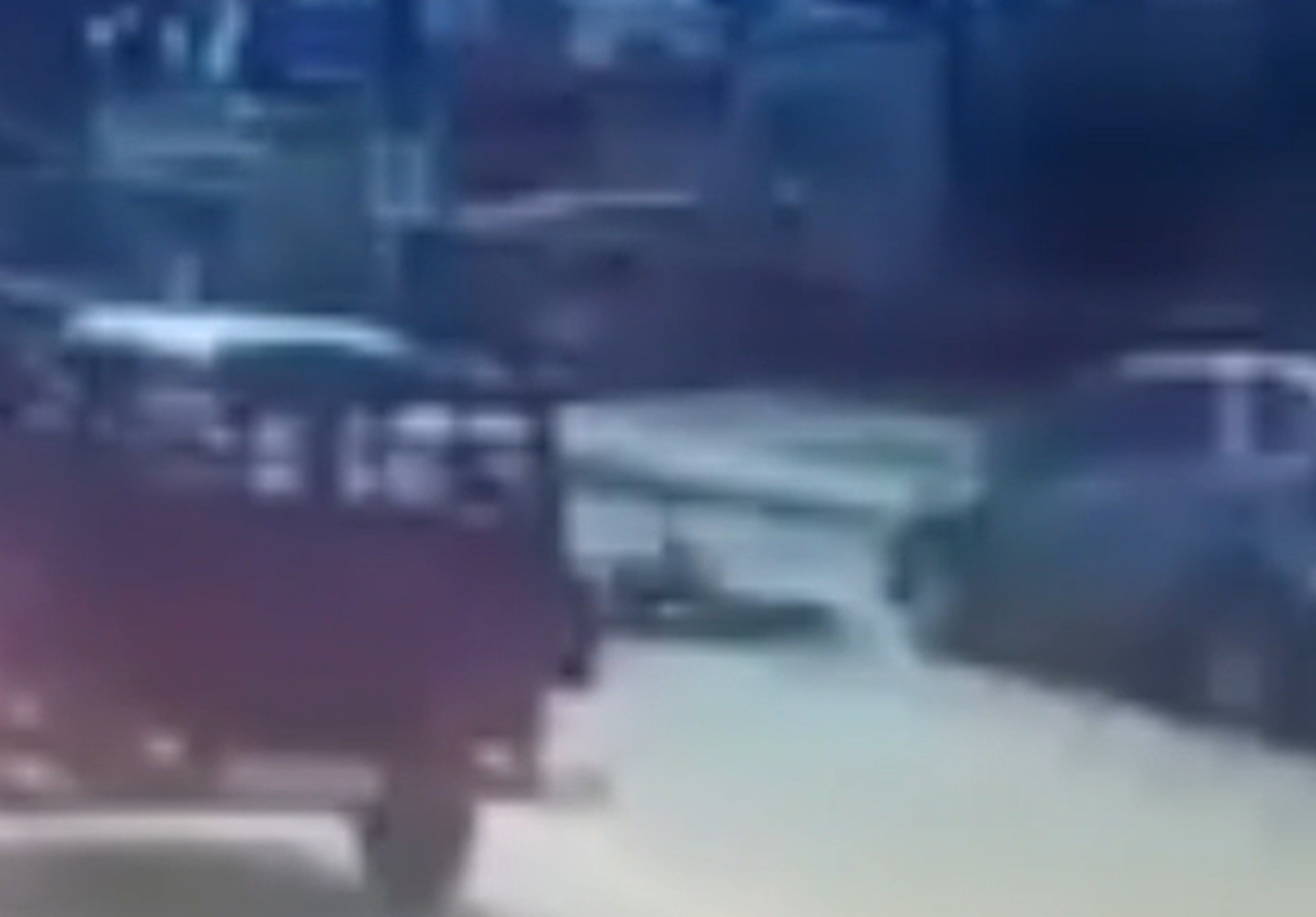 Vídeo mostra trabalhador sendo atropelado por viatura da PM ao atravessar avenida; jovem está na UTI