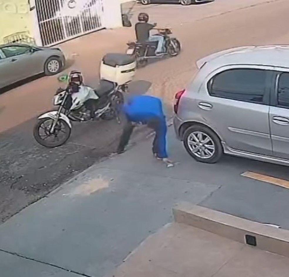 Um motociclista que passava pelo local viu e recolheu as notas que estavam no chão — Foto: Reprodução