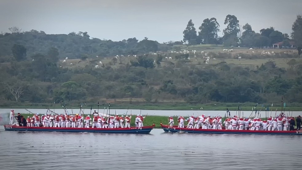 5 de 7
No Encontro das Canoas, mais de 100 homens da Irmandade do Divino remam juntos no Rio Tiet&ecirc; &mdash; Foto: Reprodu&ccedil;&atilde;o/TV TEM