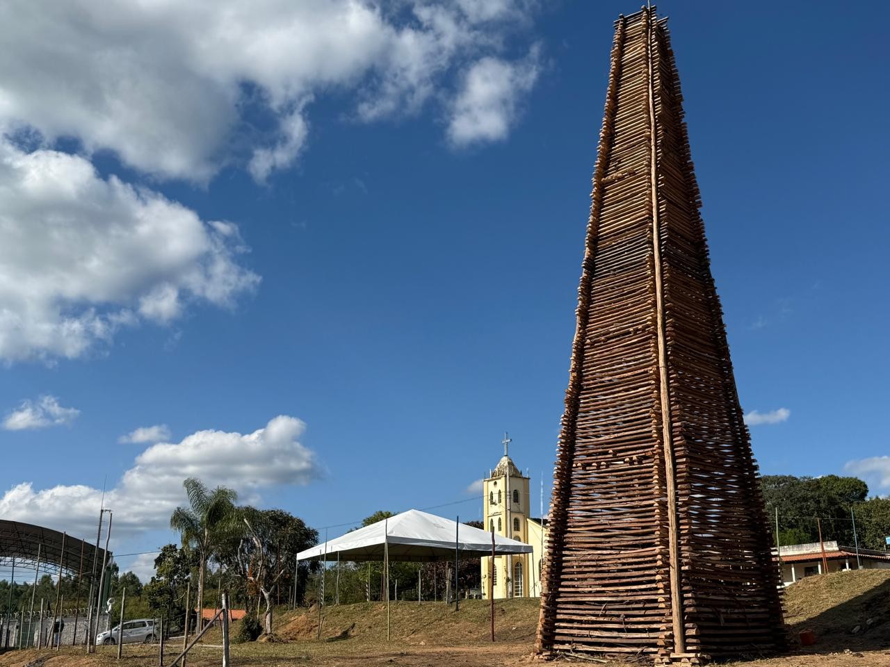 Festa de São João em Carmo do Cajuru terá fogueira de 18 metros; veja a programação