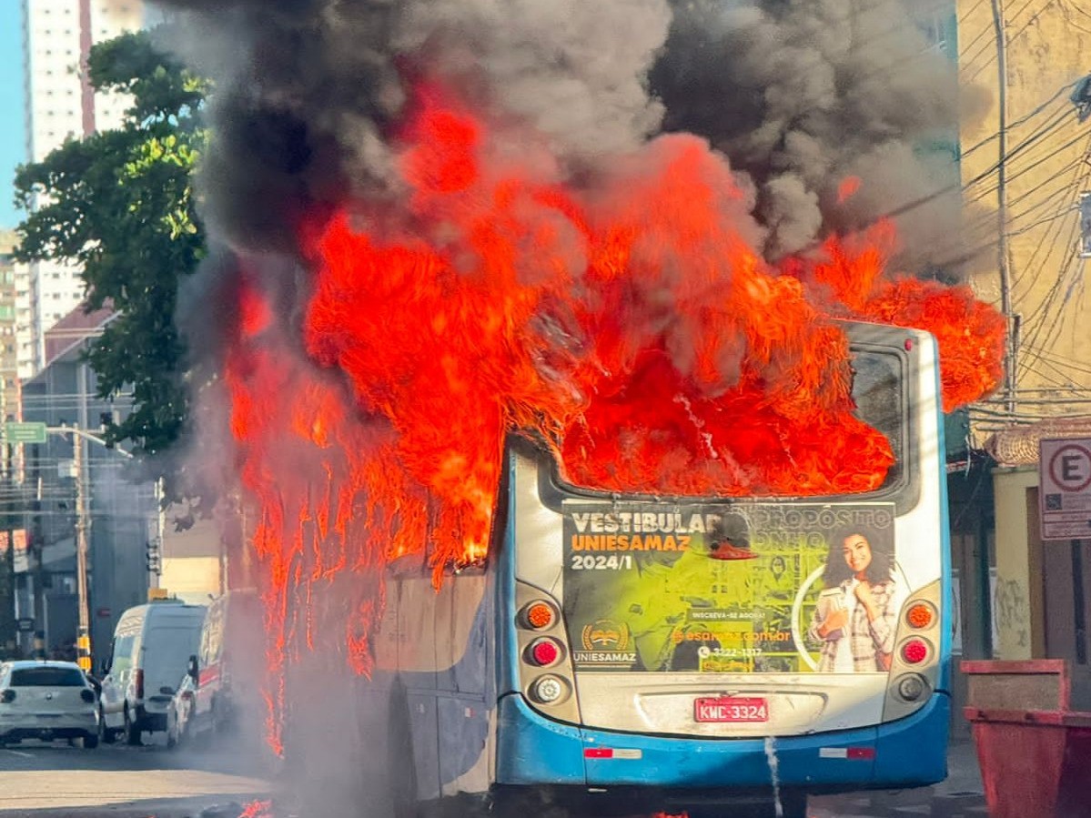 Ônibus pega fogo e fica destruído, em Belém; VÍDEO