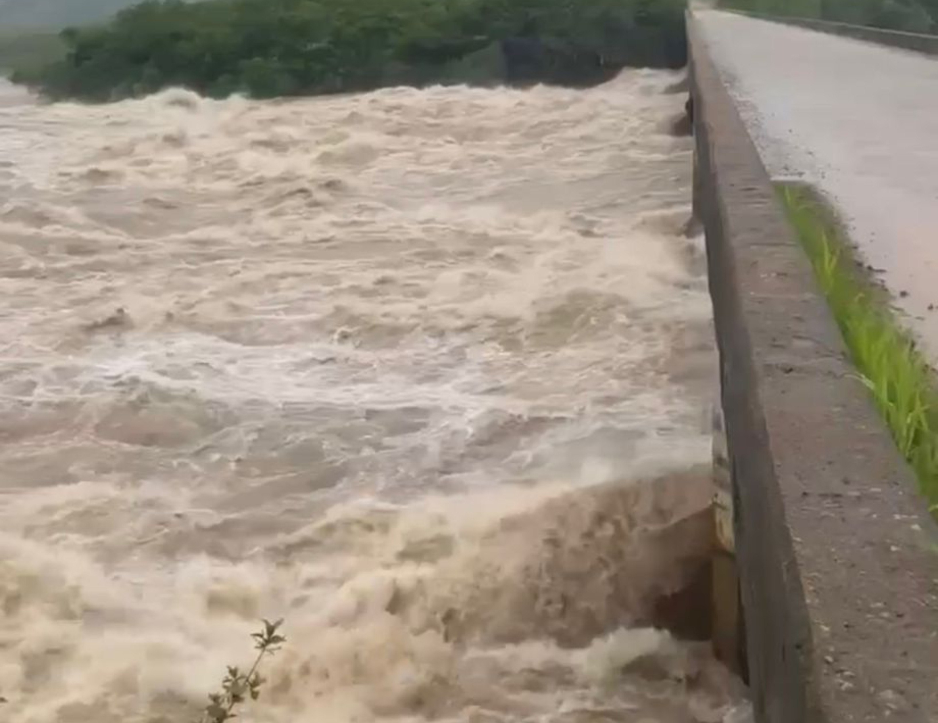 VÍDEO mostra força da água em rio de município com indígenas isolados por chuvas em Roraima