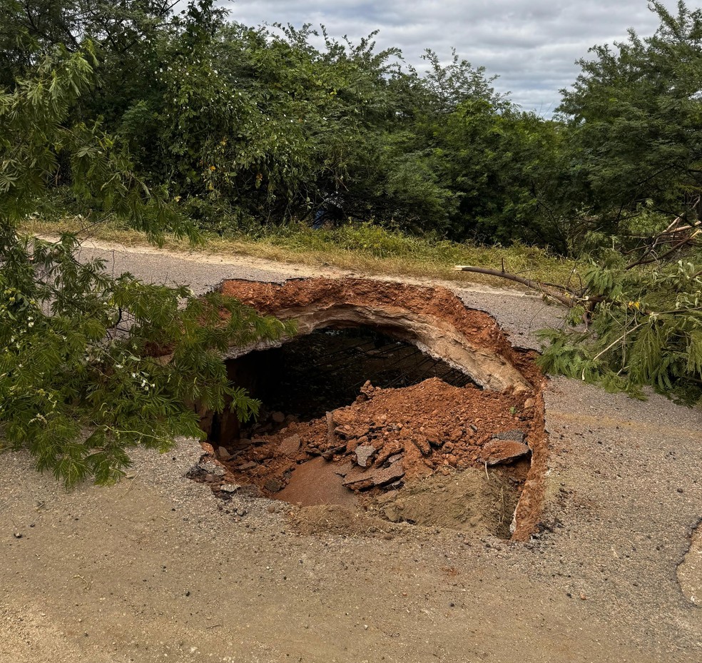 Cratera aberta na RN-117 causou interdição da via no Oeste potiguar — Foto: Prefeitura de Rodolfo Fernandes/Cedida