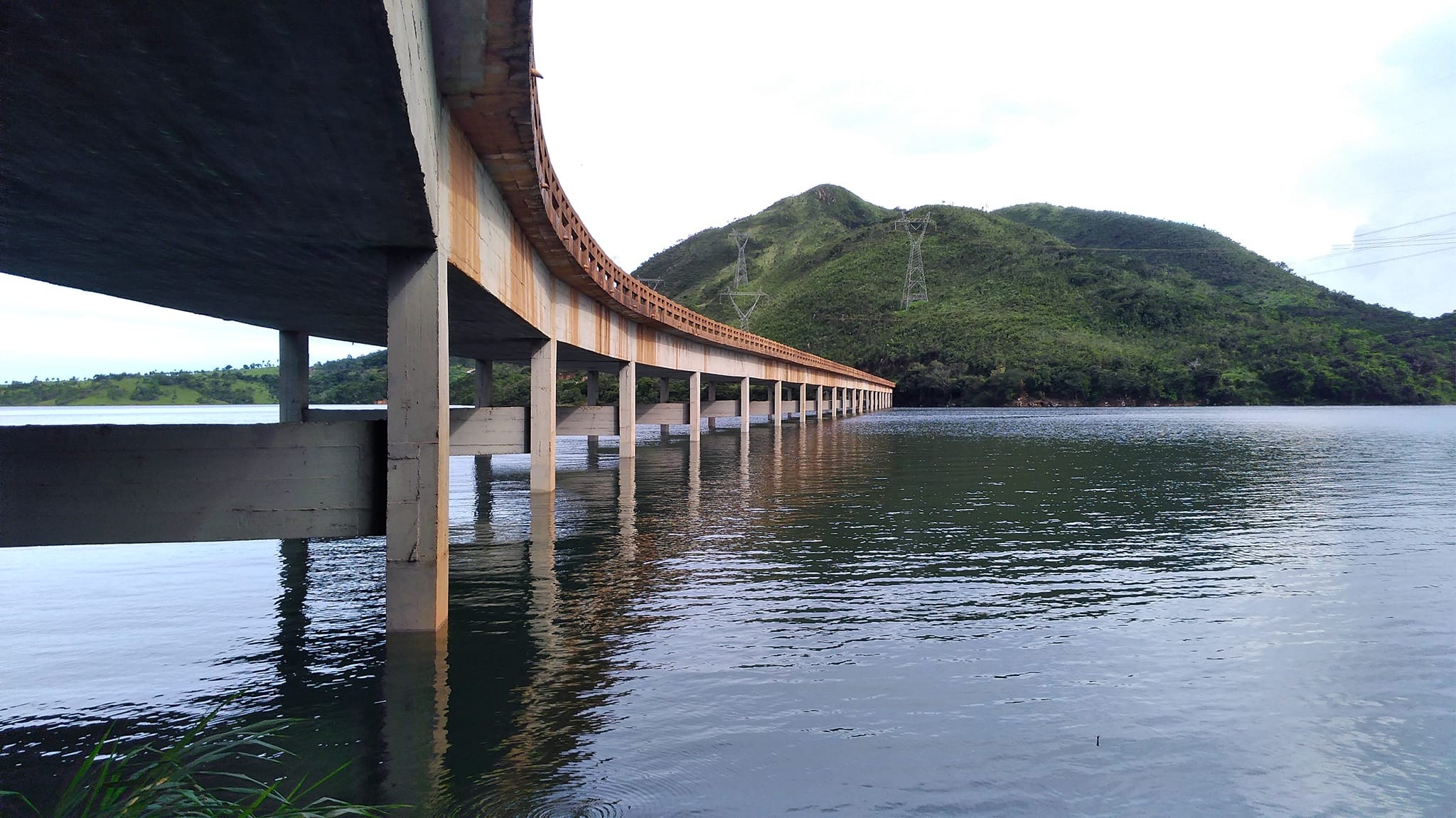 Tráfego de veículos de carga e ônibus de passageiros é proibido na 'Ponte Torta', em Carmo do Rio Claro, MG