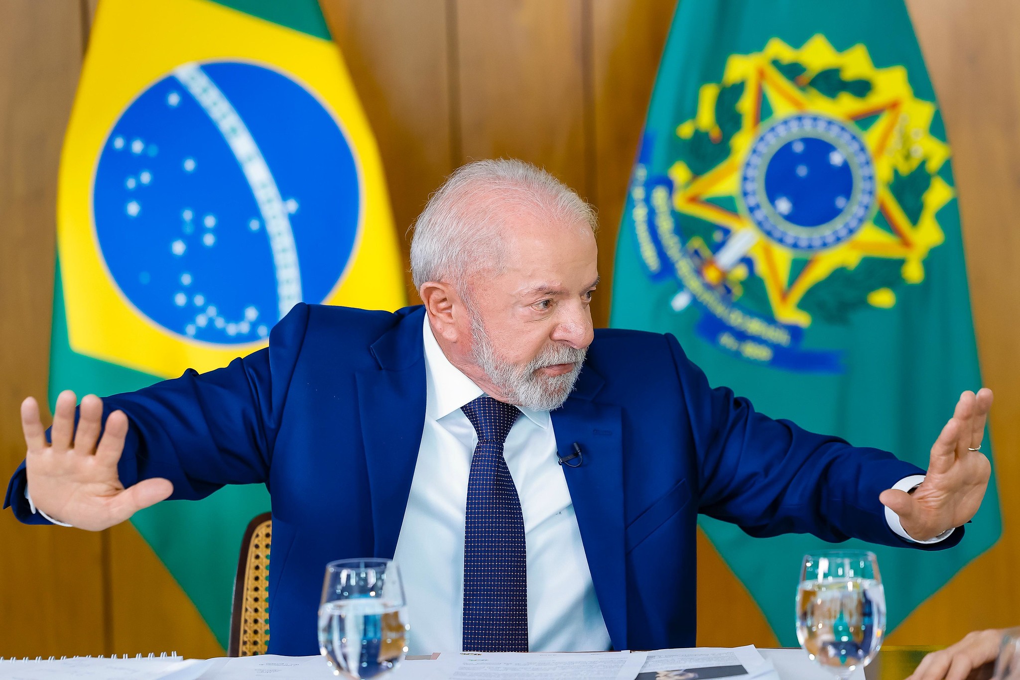 Em tom de brincadeira, Lula diz que vai conversar com Galípolo e afirma que juros podem cair se BC 'olhar para pessoas como ele'