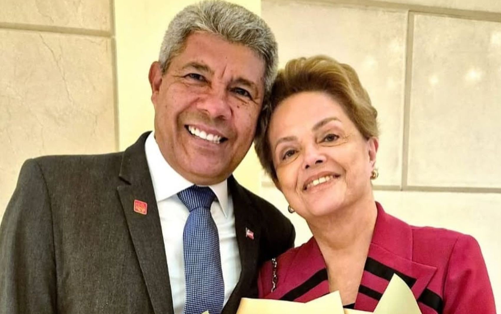Jerônimo Rodrigues condecora Dilma Rousseff com a maior honraria do estado da Bahia