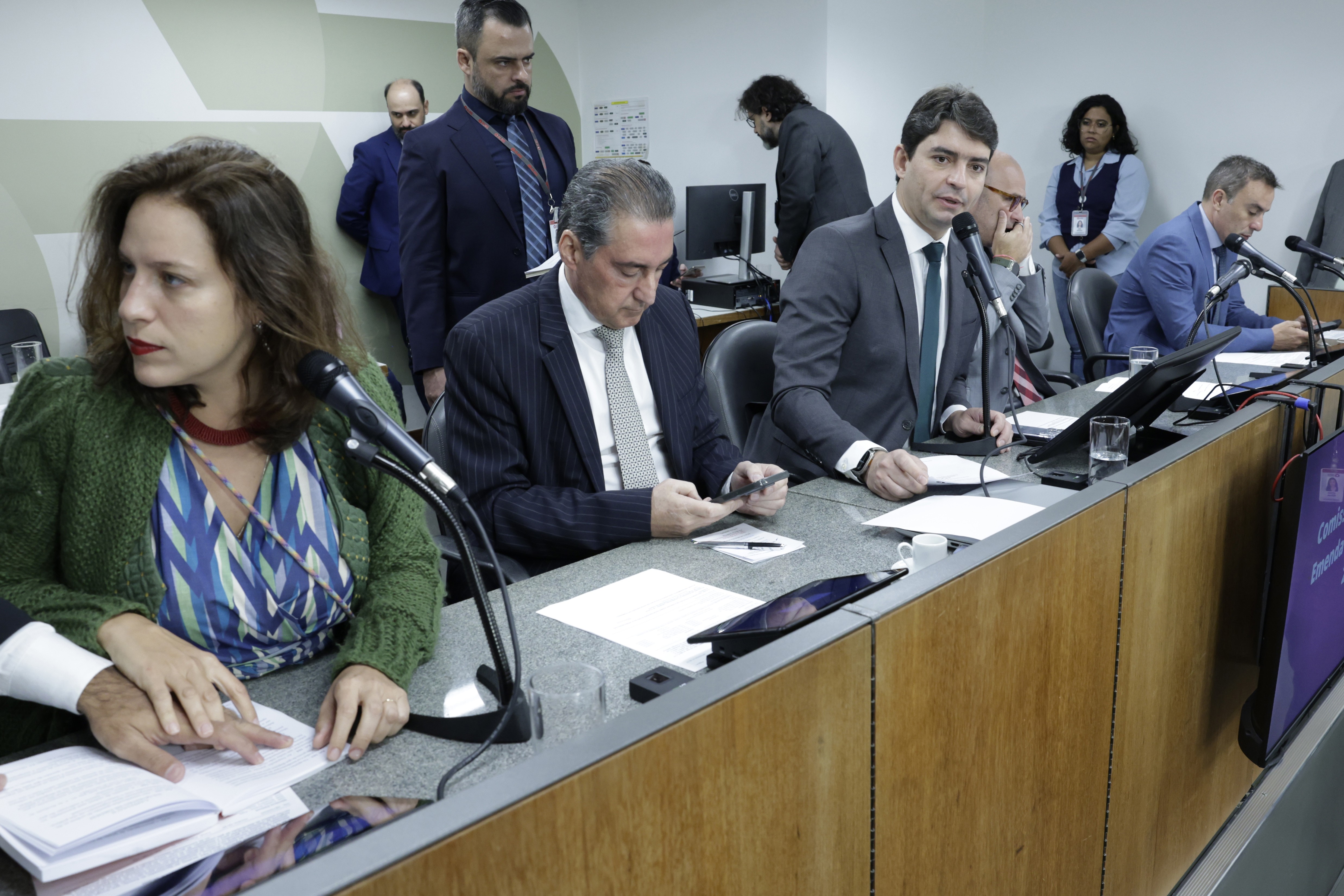 PEC que retira referendo para venda da Copasa inclui Gasmig; votação é adiada para a tarde