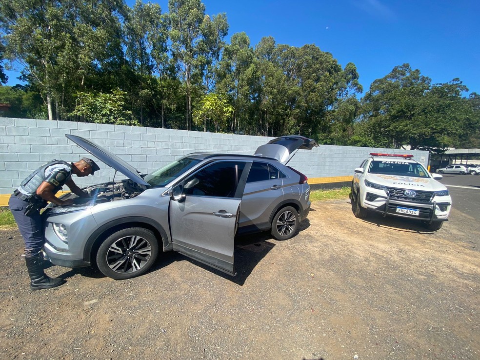 Carro pertencente a locadora do Guarujá (SP) seria levado para Corumbá (MS) — Foto: Polícia Militar Rodoviária