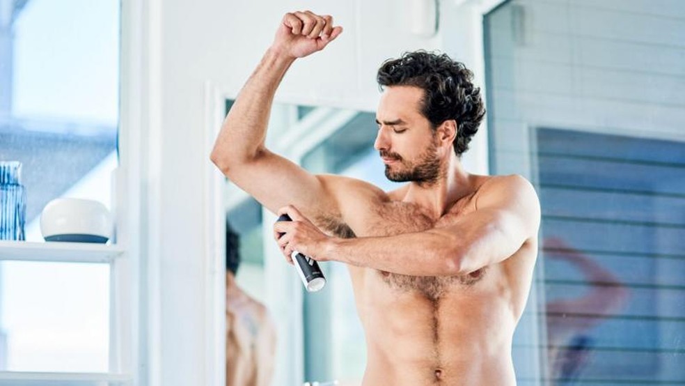 Os antitranspirantes bloqueiam os poros e reduzem a quantidade de transpiração — Foto: GETTY IMAGES via BBC