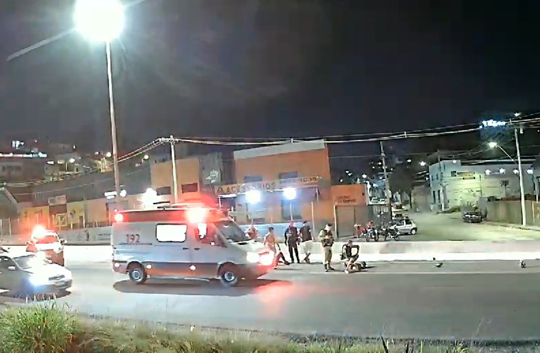 Homem é atropelado por moto no Anel Rodoviário e acaba preso após ser socorrido; VÍDEO