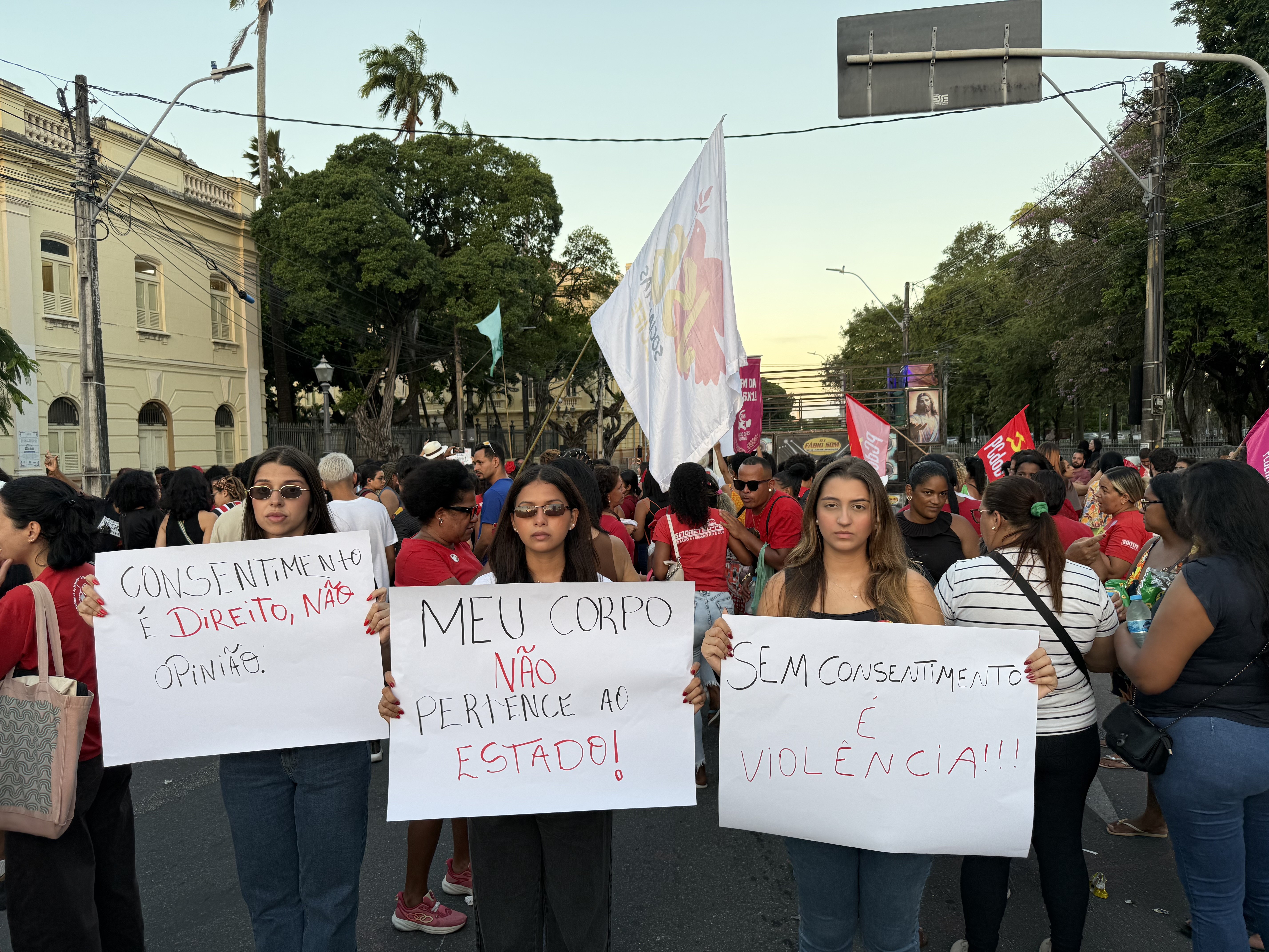 Movimentos sociais fazem protesto após repercussão de vídeo em que Raquel Lyra sugere laqueadura em mulher 'sem ela saber'