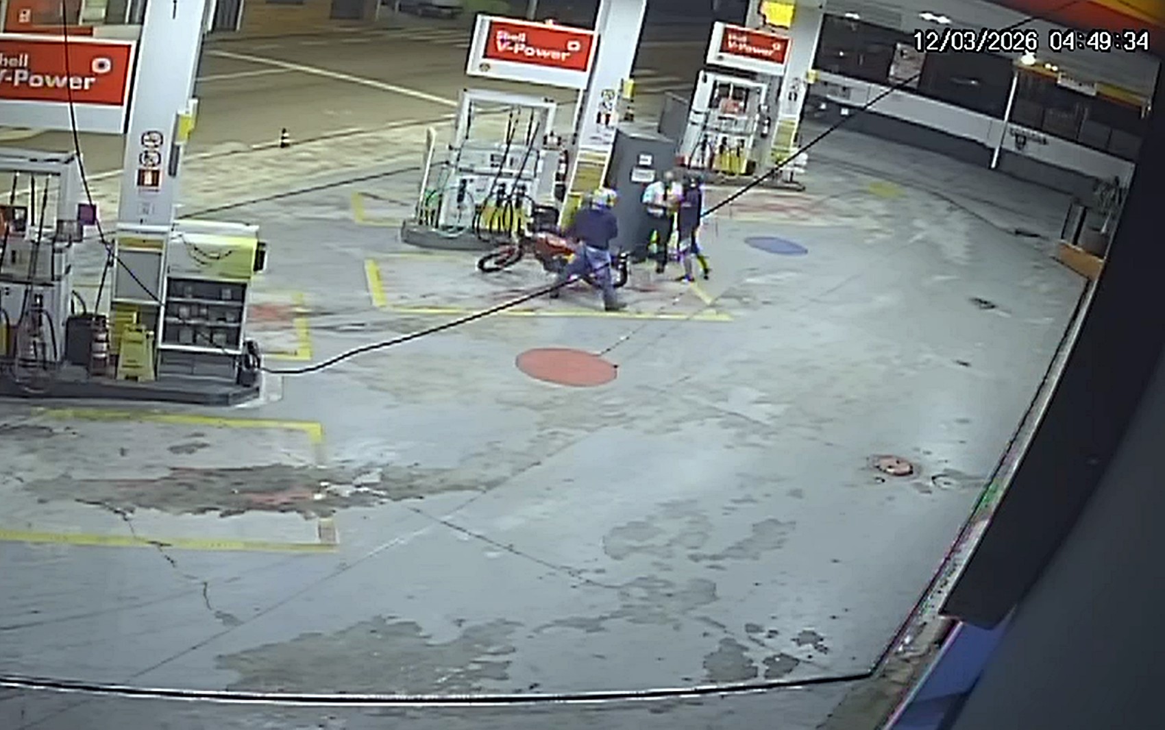 VÍDEO: Dupla em moto tenta assaltar frentista em posto de combustíveis em Varginha, MG