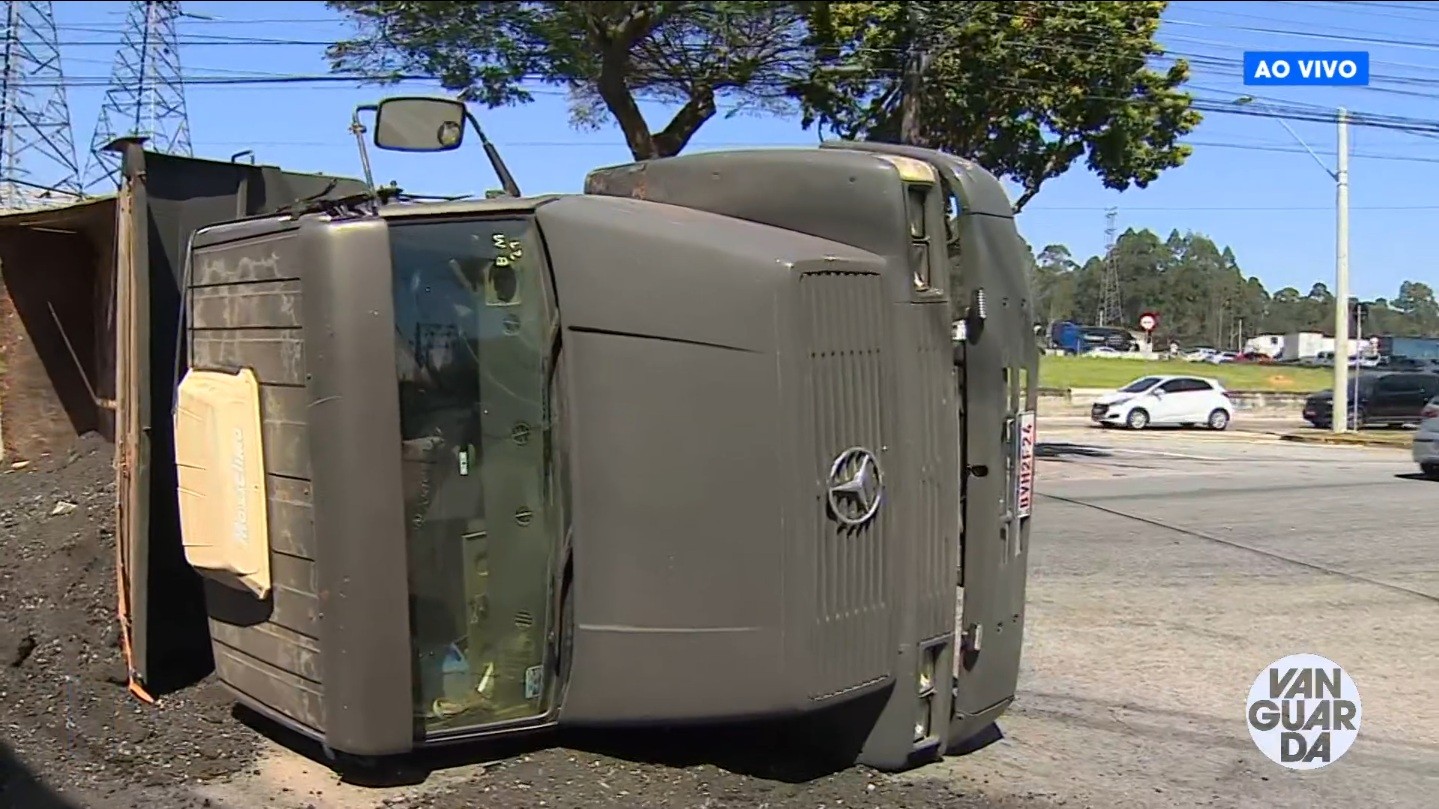 Motorista fica ferido após caminhão tombar na Zona Leste de São José dos Campos