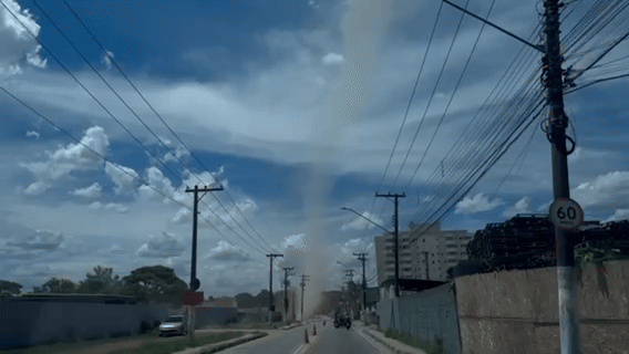 
Vídeo flagra redemoinho cruzando avenida de Jacareí; morador diz que ficou 'impressionado'