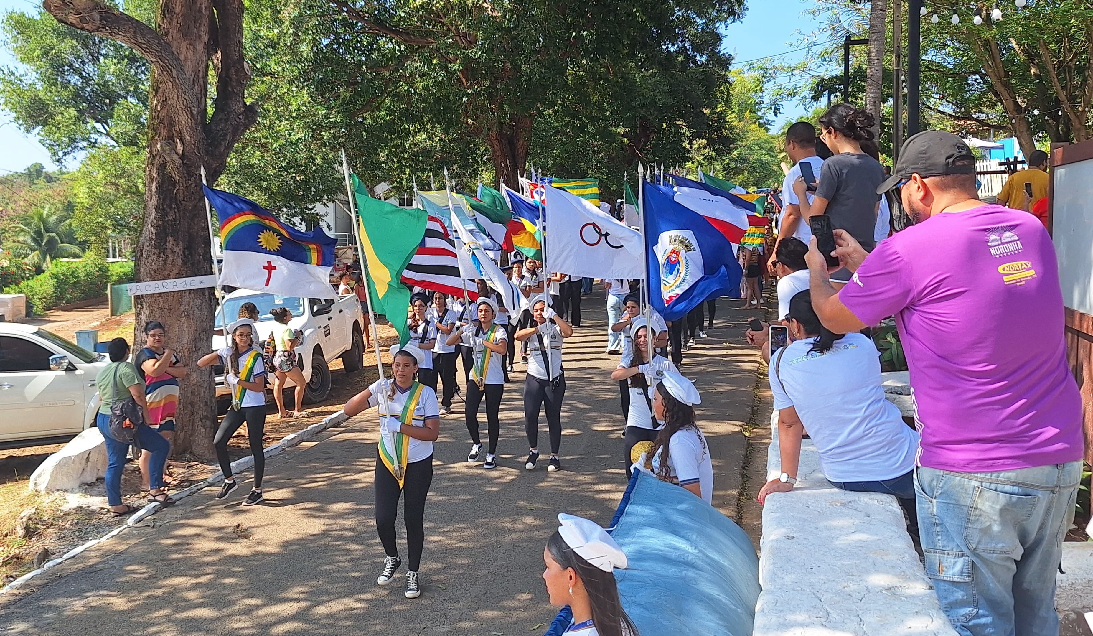 Desfile de 7 de setembro reúne estudantes e militares de Fernando de Noronha e atrai moradores e turistas