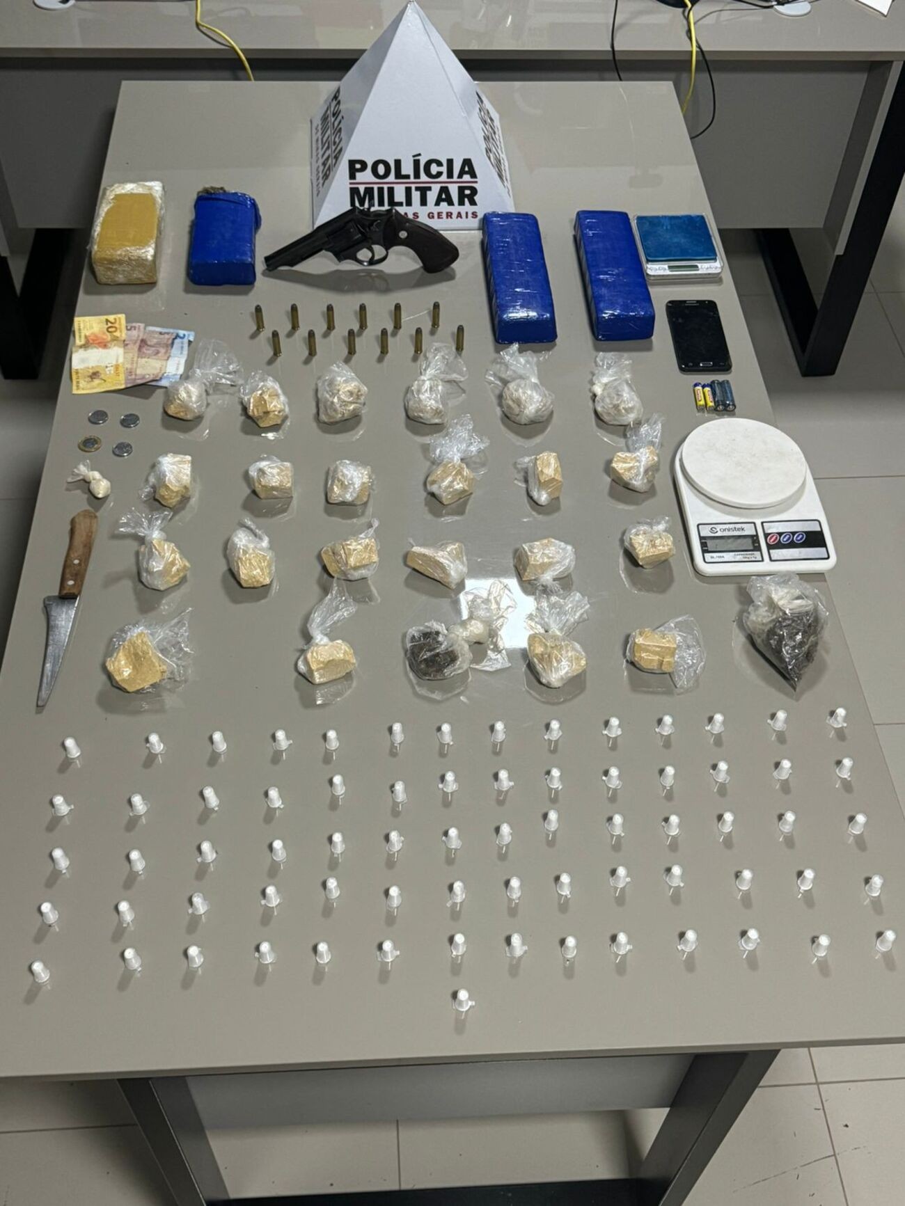 Homem é preso com drogas, arma e munições após denúncias de que ele traficava perto de pé de umbu