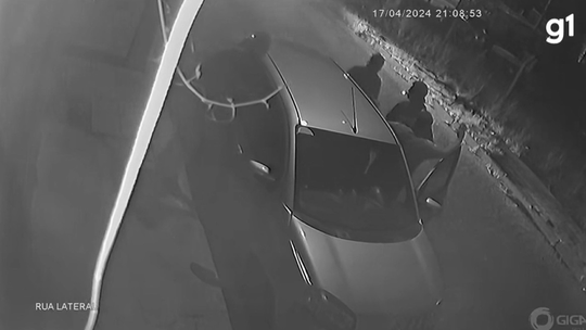 VÍDEO: homem é rendido na rua e tem carro roubado por trio de assaltantes em Porto Alegre - Programa: G1 RS 