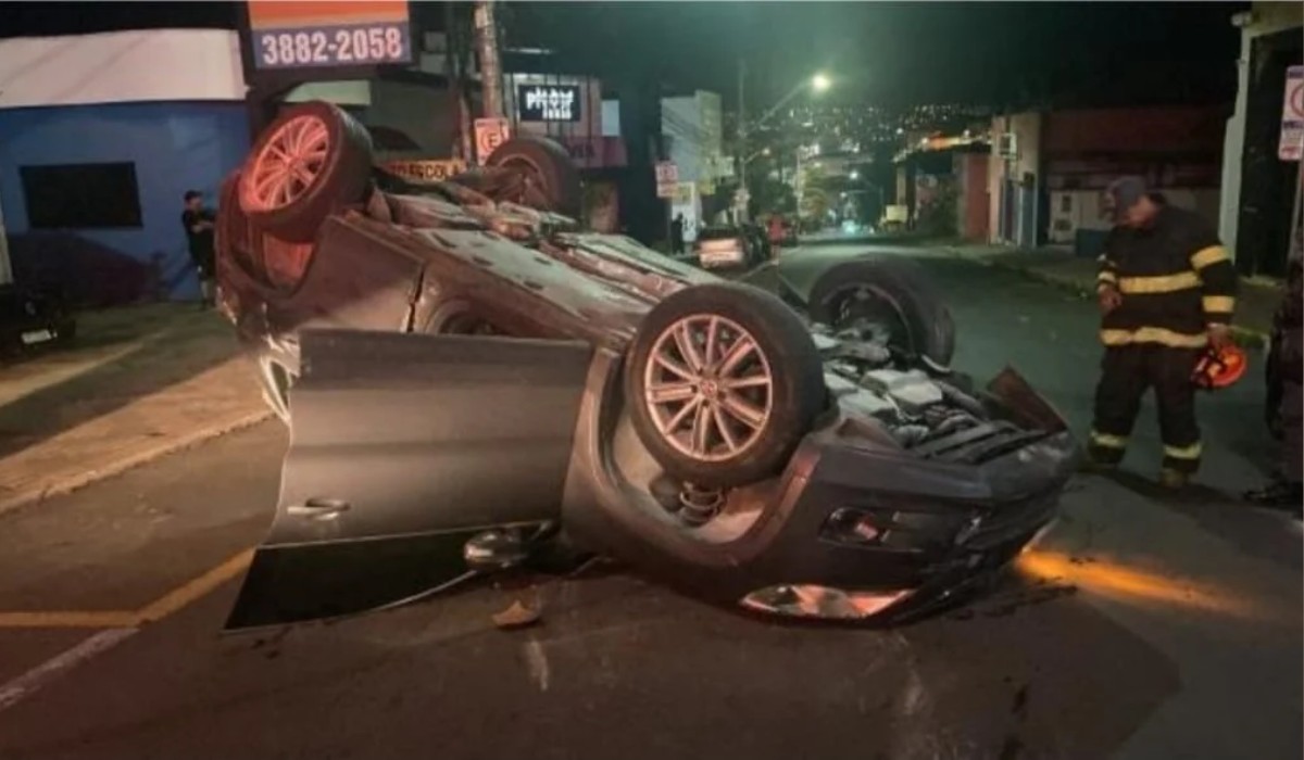 Entenda: Motorista com CNH vencida bate em três carros estacionados e capota em Botucatu
