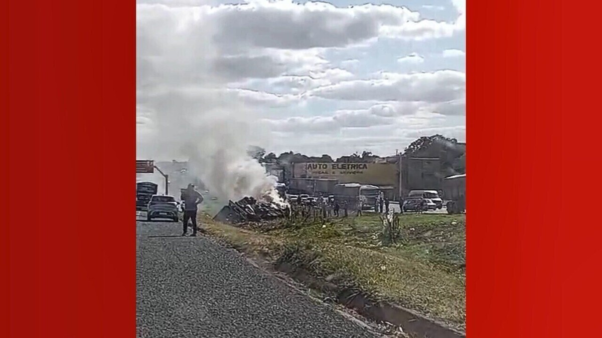 
Carreta tomba na BR-050 e motorista morre ao ficar preso às ferragens