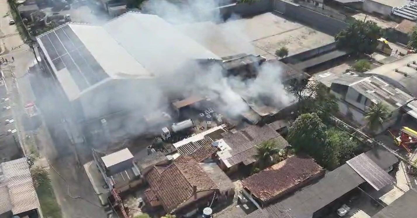 Incêndio atinge galpão em Duque de Caxias, no RJ