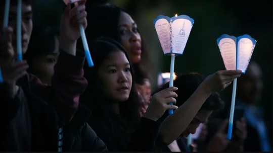 É #FAKE que vídeo de multidão cristã na França mostre protesto contra a 'islamização'; trata-se de uma festa católica em 2022 - Imagens mostram a Festa de Assunção na cidade de Lourdes, na França, em 15 de agosto de 2022. A festividade comemora a elevação de Maria, mãe de Jesus, ao céu.