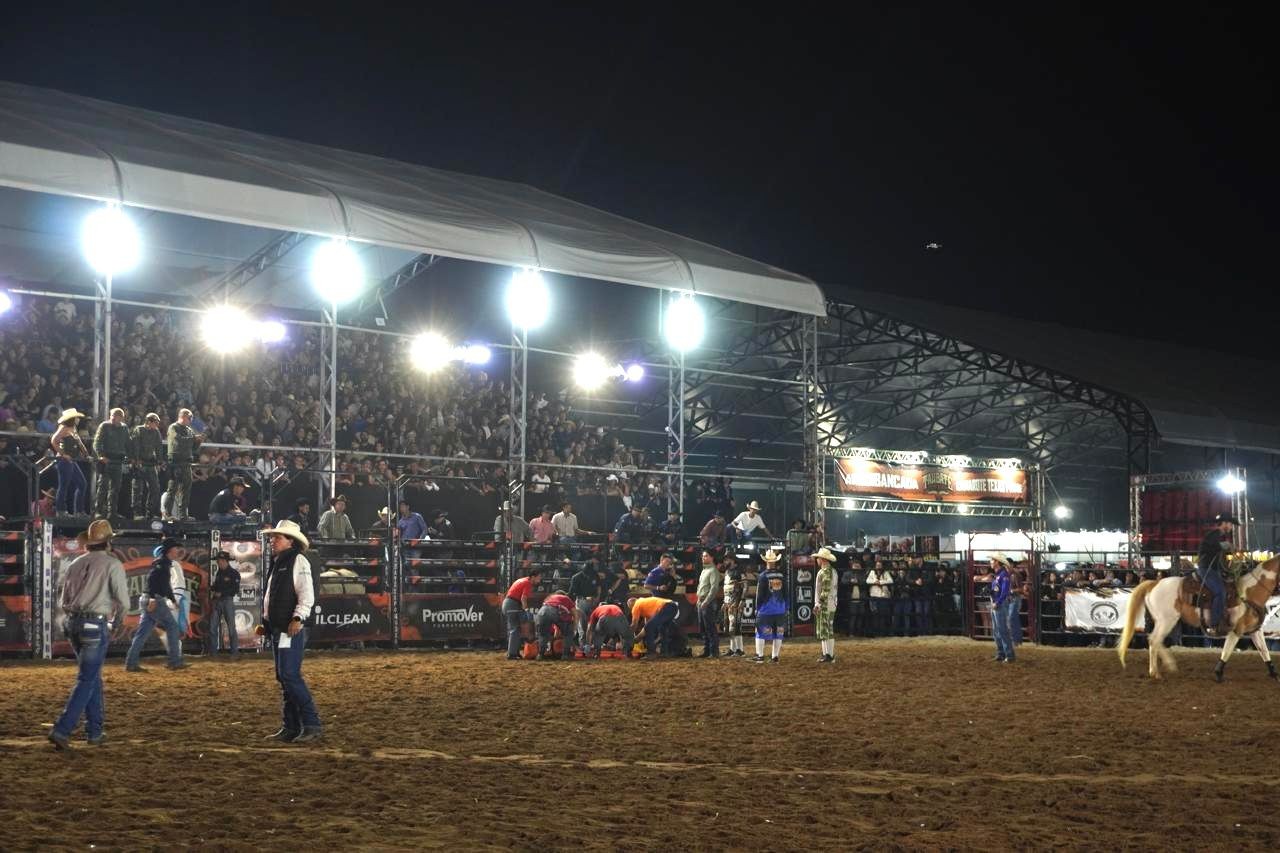 VÍDEO: Peão é atingido por touro e precisa de atendimento médico em rodeio em Taubaté