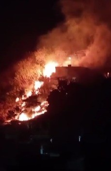 Fogo em vegetação se alastra e atinge casas em Barra Mansa 