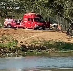 Bombeiros fazem buscas por adolescente que se afogou no Rio Paraíba do Sul, em Três Rios