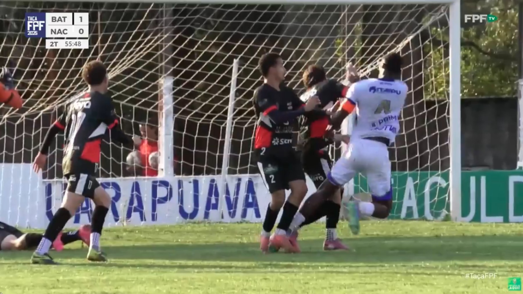 VÍDEO: briga em campo vira investigação sobre injúria racial no Paraná; protocolo antirracista foi acionado durante o jogo