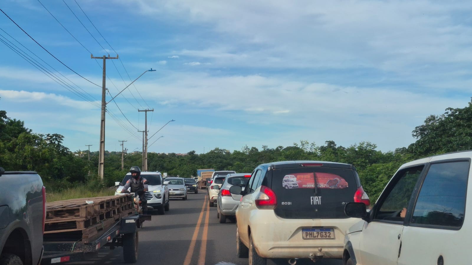 Cratera na rod. Fernando Guilhon provoca congestionamentos quilométricos em Santarém