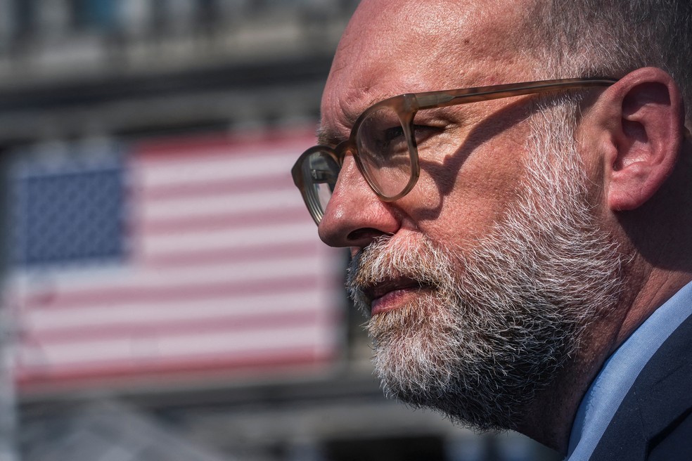 O diretor do Escritório de Administração e Orçamento, Russell Vought , fala com repórteres do lado de fora da Casa Branca, em 17 de julho de 2025 — Foto: REUTERS/Nathan Howard