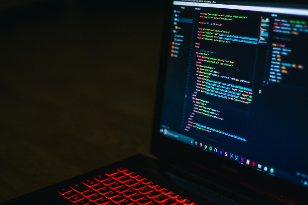 Notebook sendo usado no escuro — Foto: Danny Meneses/Pexels