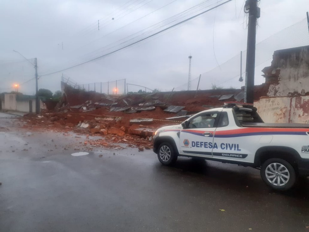 Em Rancharia (SP), houve a queda de parte do muro do Estádio de Futebol da Ranchariense — Foto: Defesa Civil/Divulgação