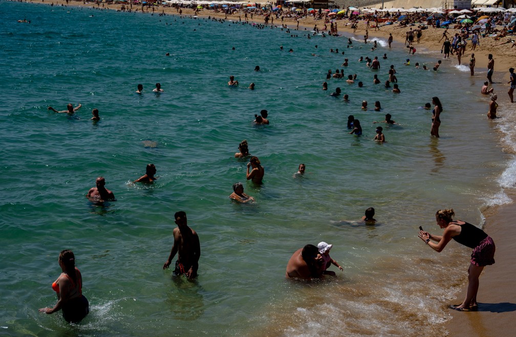 Pessoas se refrescam em uma praia em Barcelona, ​​Espanha, em 9 de agosto de 2023 — Foto: Emilio Morenatti/AP Photo