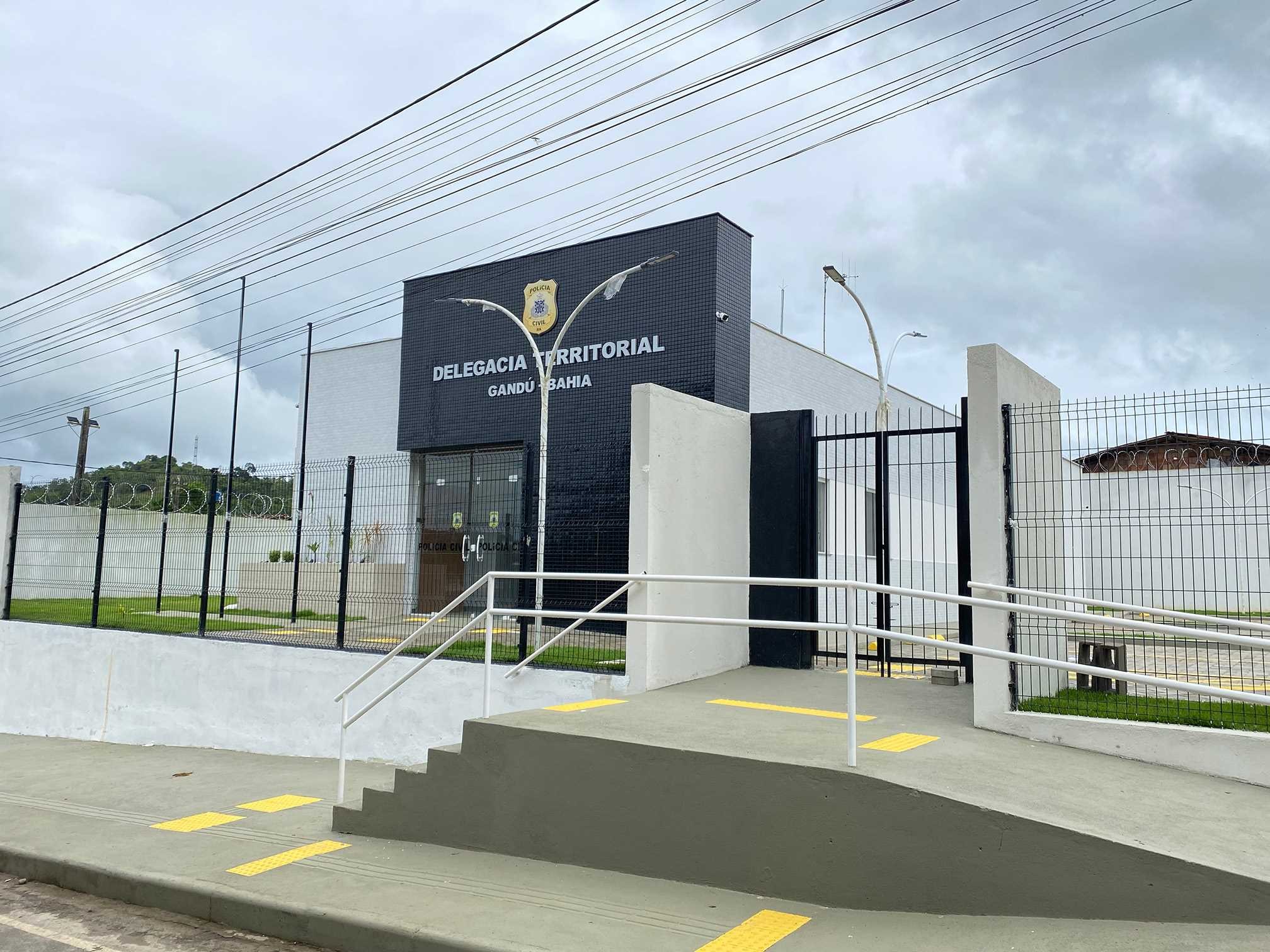 Homem é preso suspeito de atirar na companheira e tenta fugir lutando com policiais em hospital na Bahia 