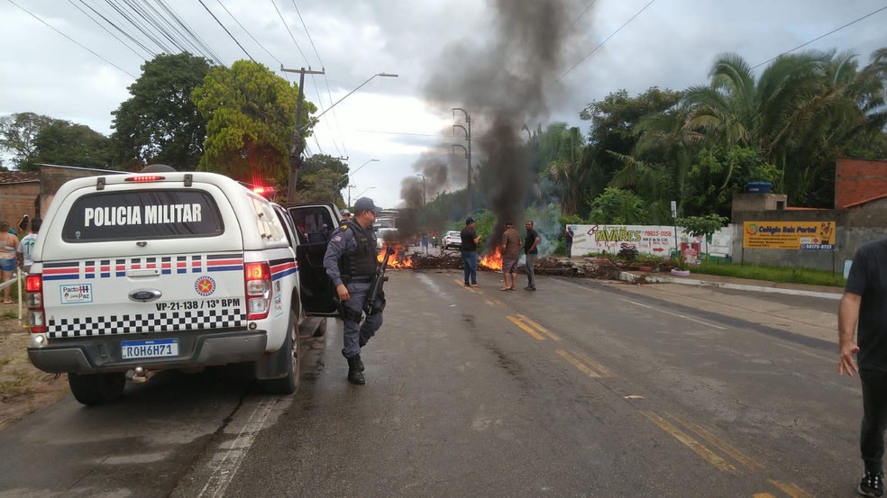 Manifestantes atearam fogo em galhos de árvores — Foto: Jean Fábio/Grupo Mirante