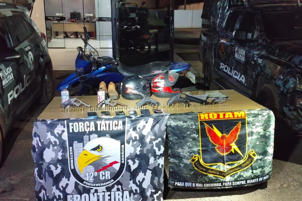 Armas apreendidas com os suspeitos — Foto: PMMT