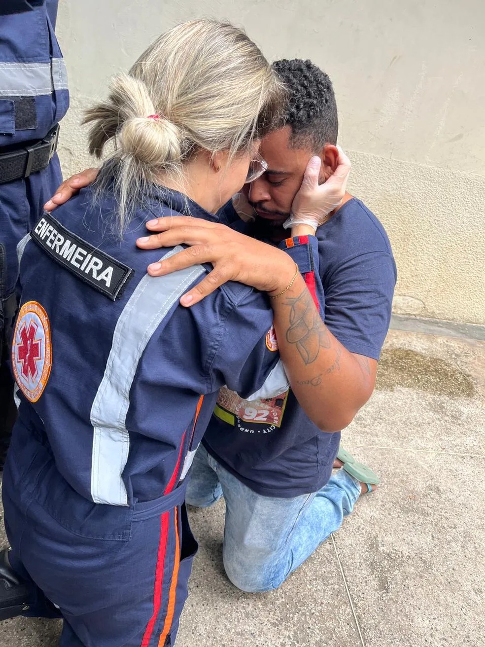 Pai de Valentina sendo amparado por uma socorrista do SAMU. — Foto: Arquivo pessoal