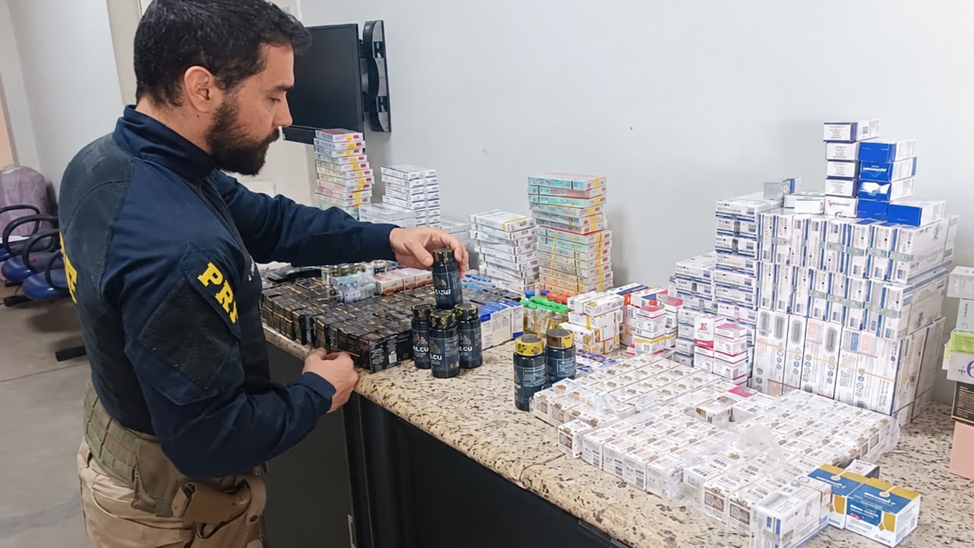 Polícia apreende anabolizantes, medicamentos e cigarros eletrônicos com casal na BR-153