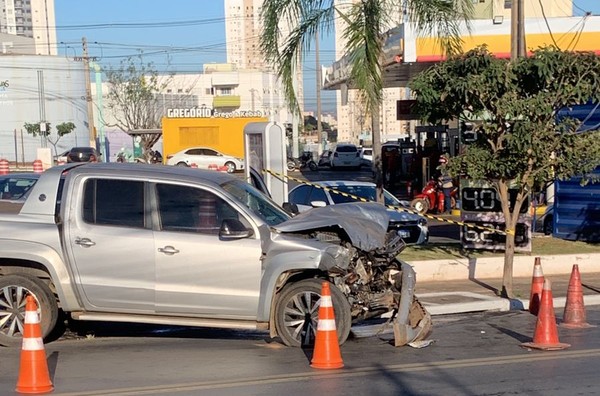 Após ser baleado, Everton perdeu o controle do veículo em que estava e bateu contra outro carro, no Bairro Ribeirão do Lipa, em Cuiabá. — Foto: Robson Moura