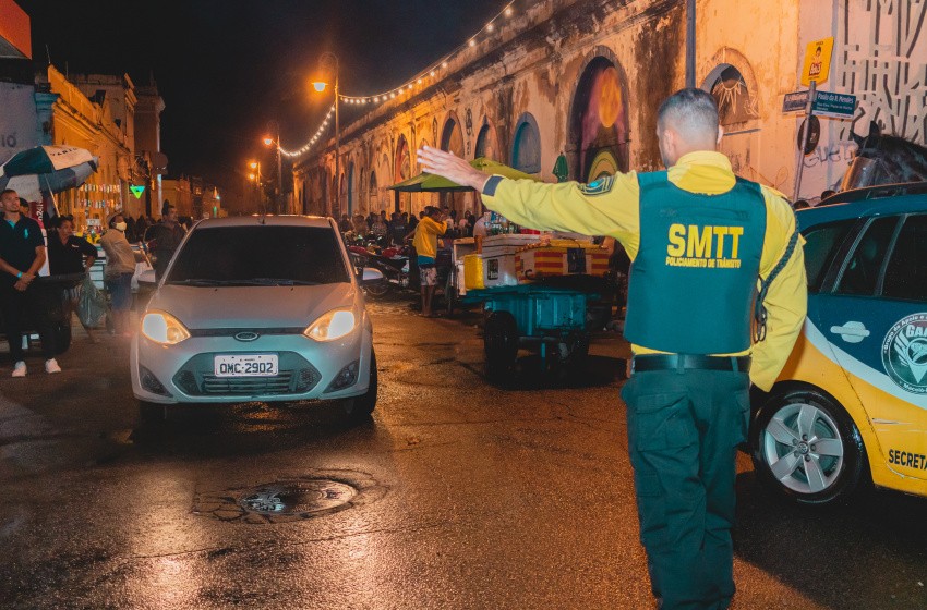 Dupla tenta fugir de abordagem policial e colide contra viatura em Maceió; um homem morreu e outro ficou ferido