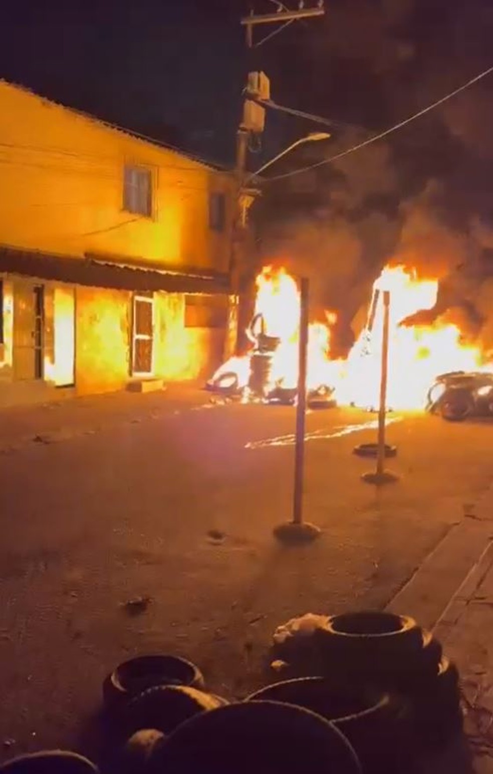 Barricada em chama no Complexo do Alemão — Foto: Reprodução/PMERJ
